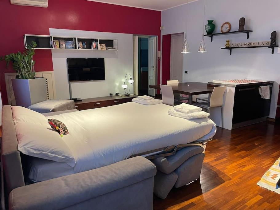 Apartamento Cozy Flat Mins Walk To Navigli And Metro Porta Genova Milán Exterior foto