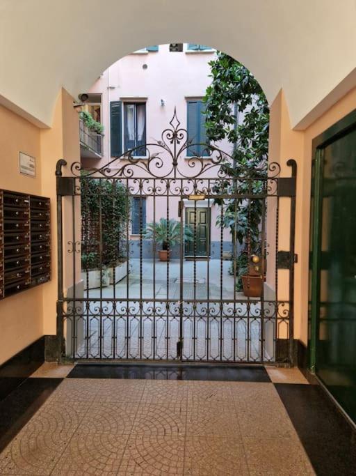 Apartamento Cozy Flat Mins Walk To Navigli And Metro Porta Genova Milán Exterior foto